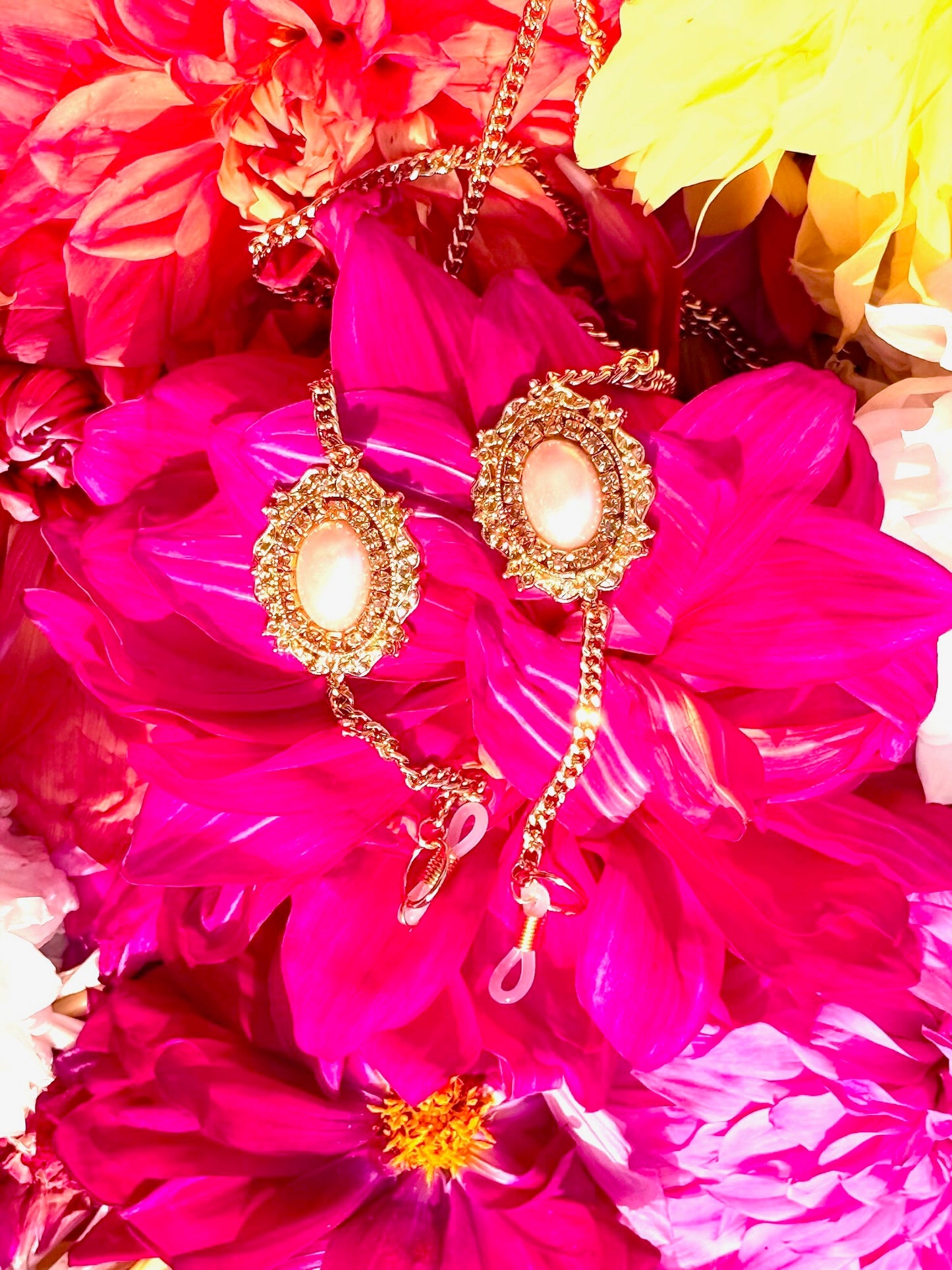 Victorian Oval Sunglass Chain Eyewear